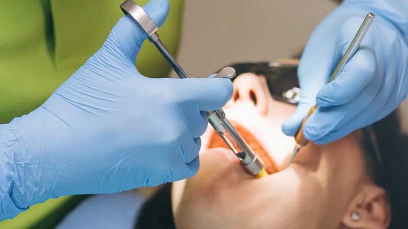 تزریق بی حسی موضعی در کاشت ایمپلنت دندان